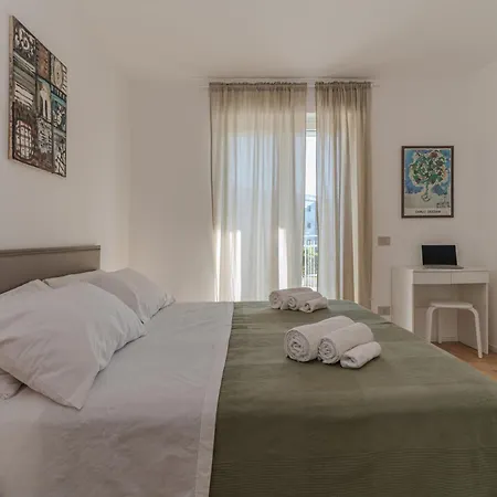 Apartment Blu 2b At *